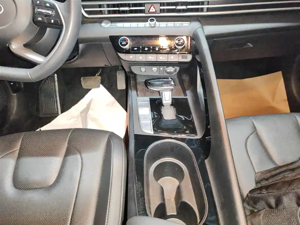 Hyundai Elantra 2023 Model 1.5L CVT LUX Premium Edition фото 11