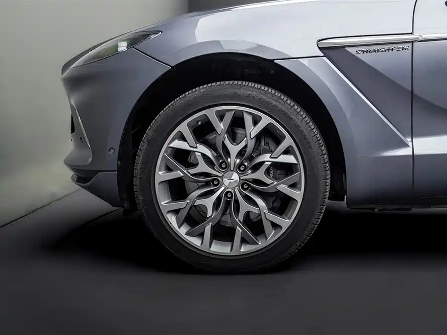 ASTON MARTIN DBX