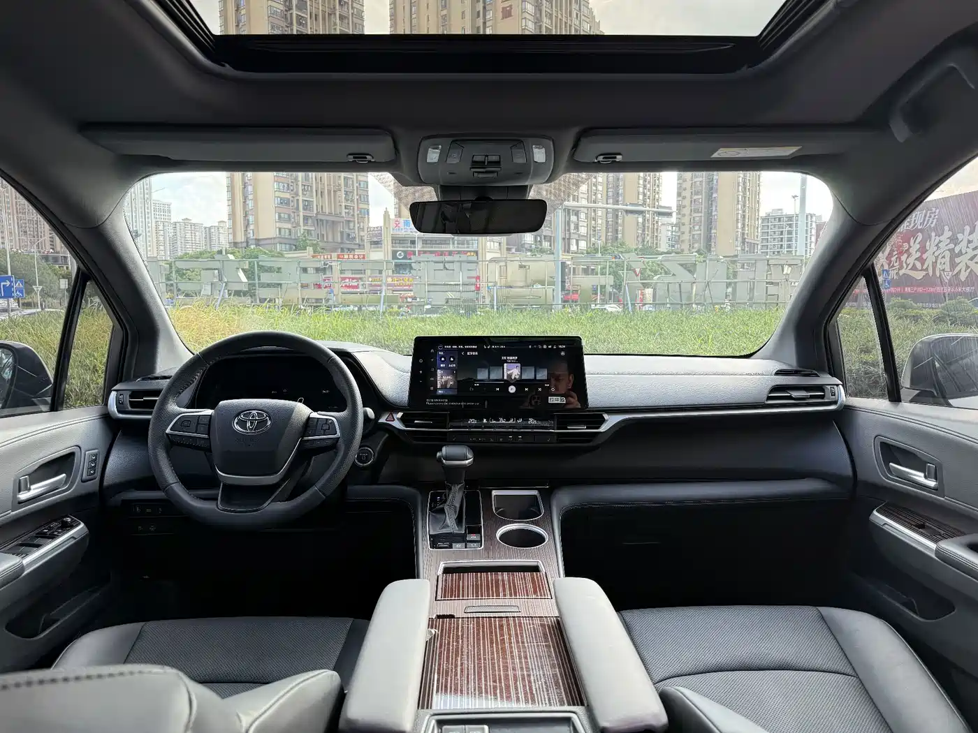 Toyota Granvia 2024 2024 2.5L Hybrid Premium PLUS