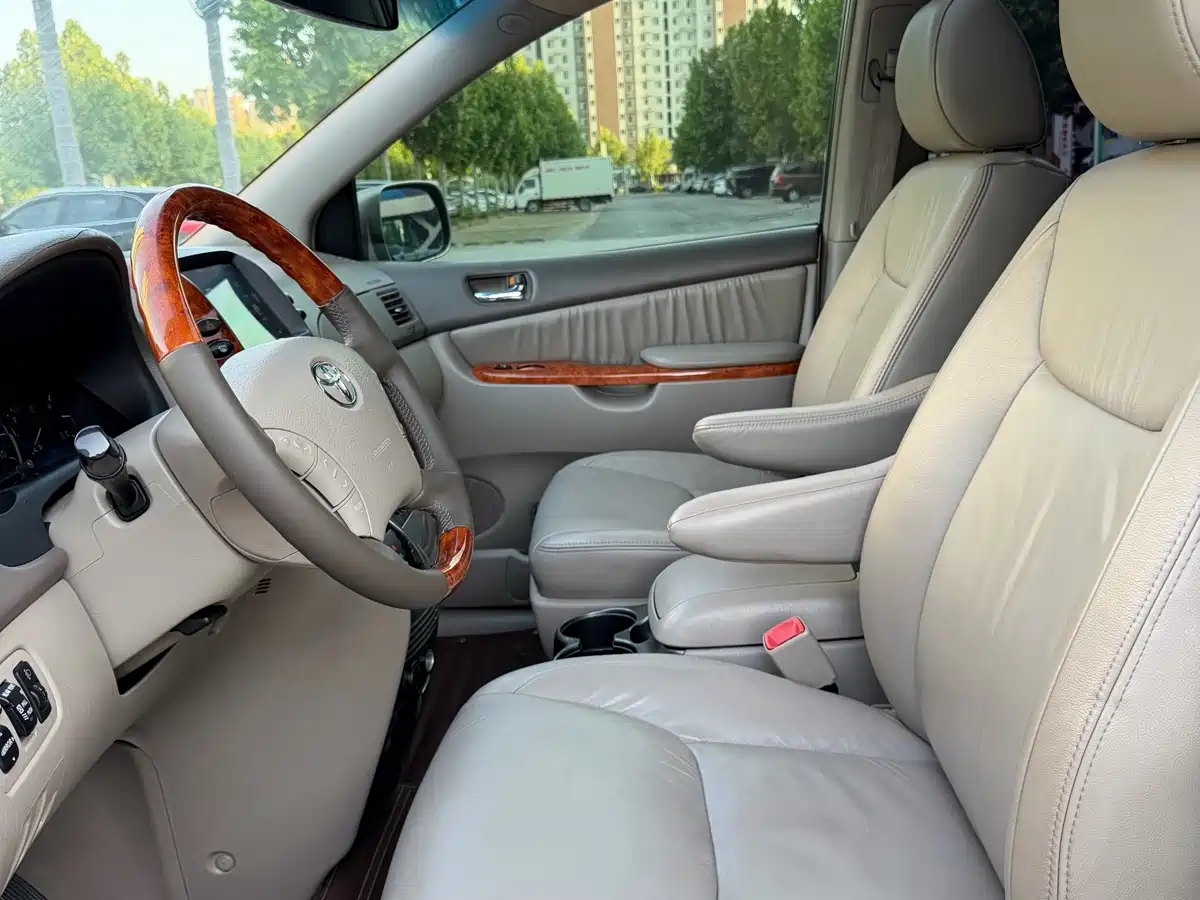 Toyota Sienna фото 8