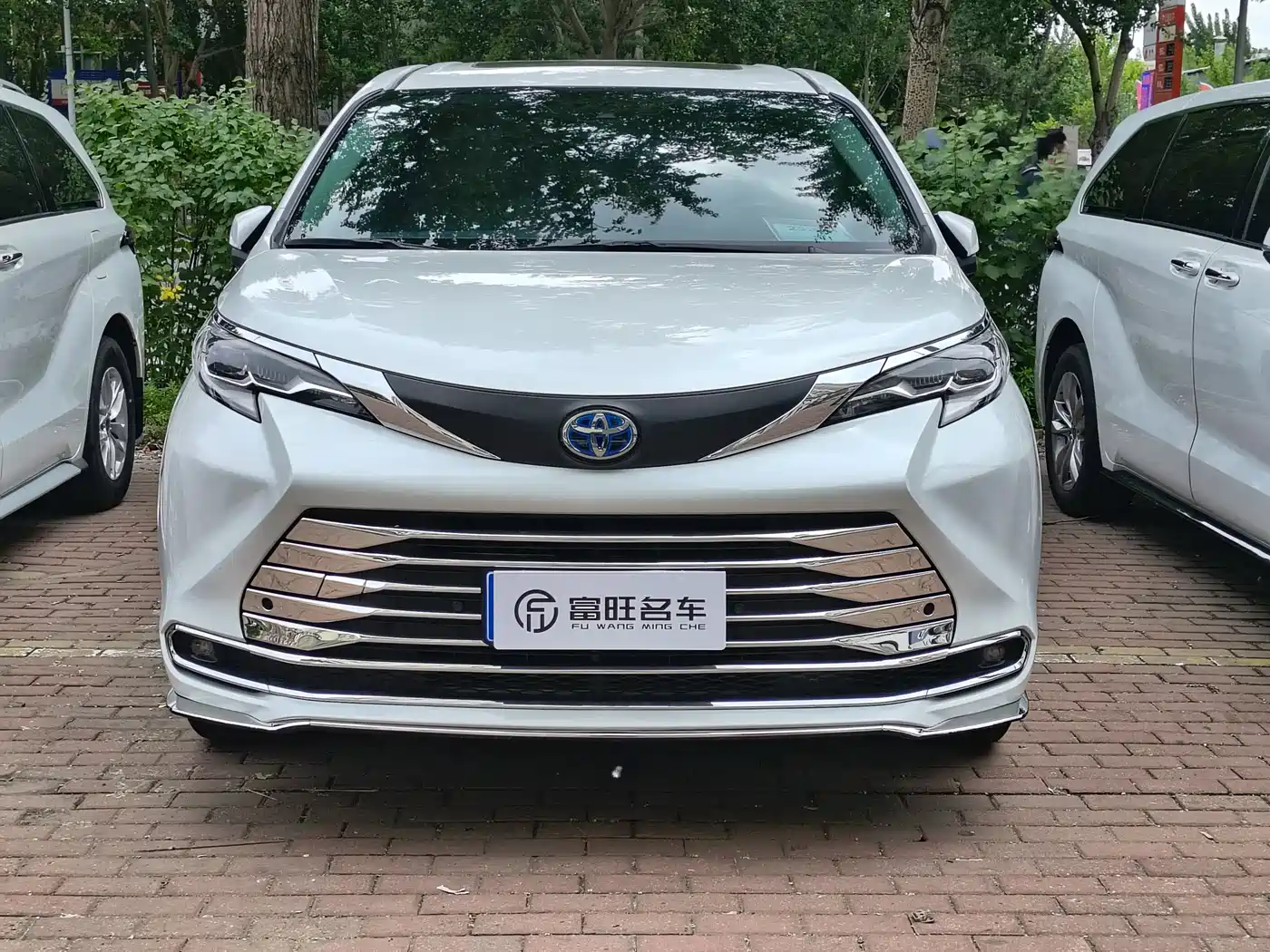 Toyota Sienna 2023 2.5L Hybrid Comfort Edition фото 2