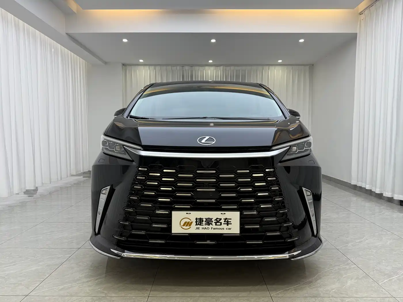 Lexus LM 2023 350h 7-Seater Elegance Edition фото 2
