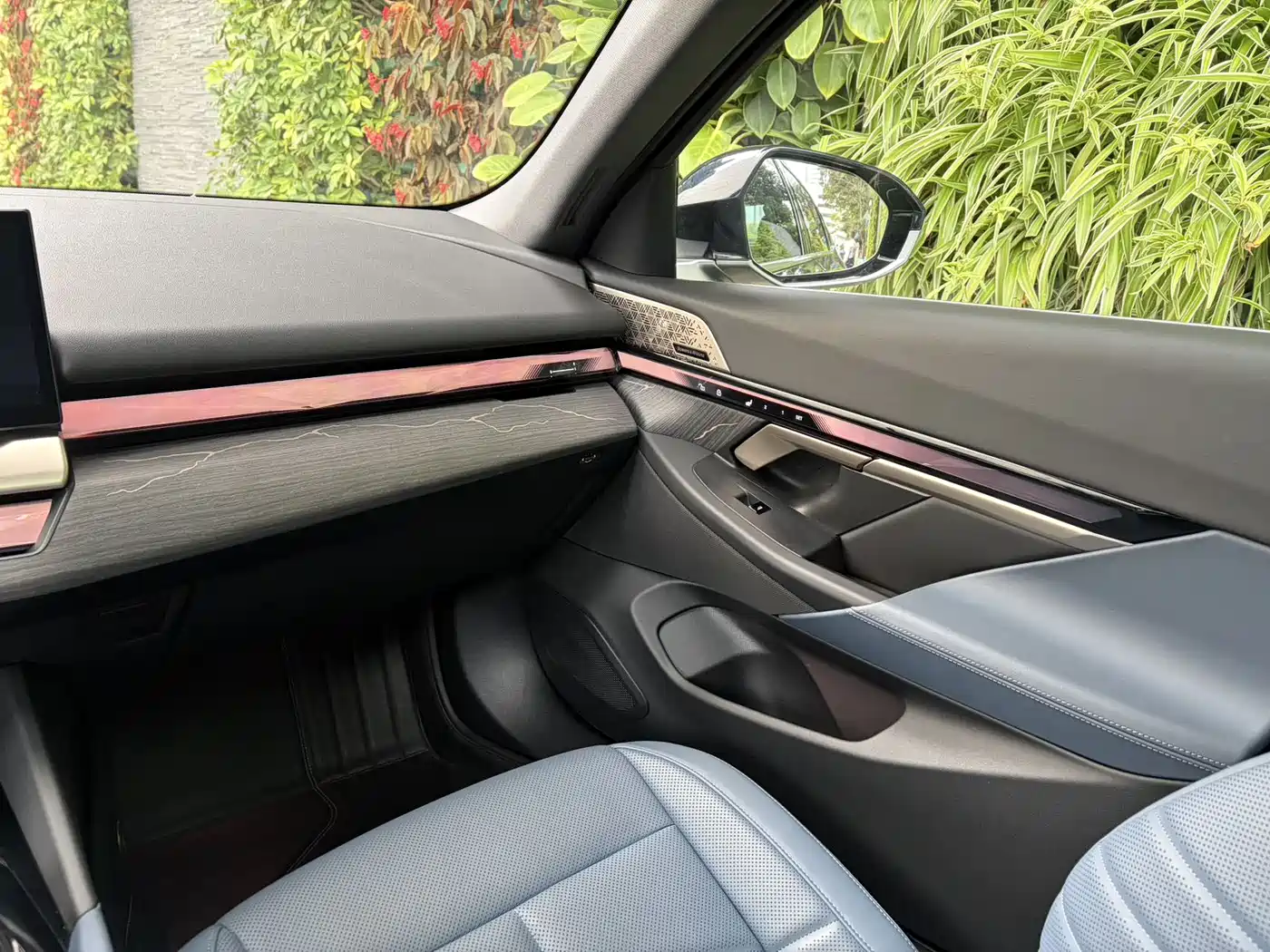 BMW 5 Series 2025 530Li Premium M Sport Package фото 14