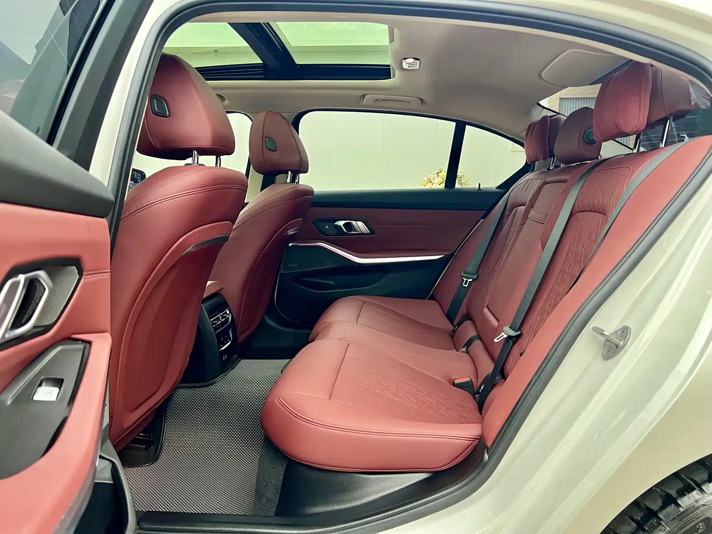 BMW 3 Series 2024 325Li M Sport Shadowline Package фото 16