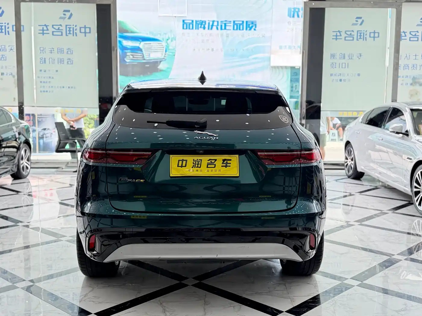 Jaguar F-PACE 2021 250PS фото 12