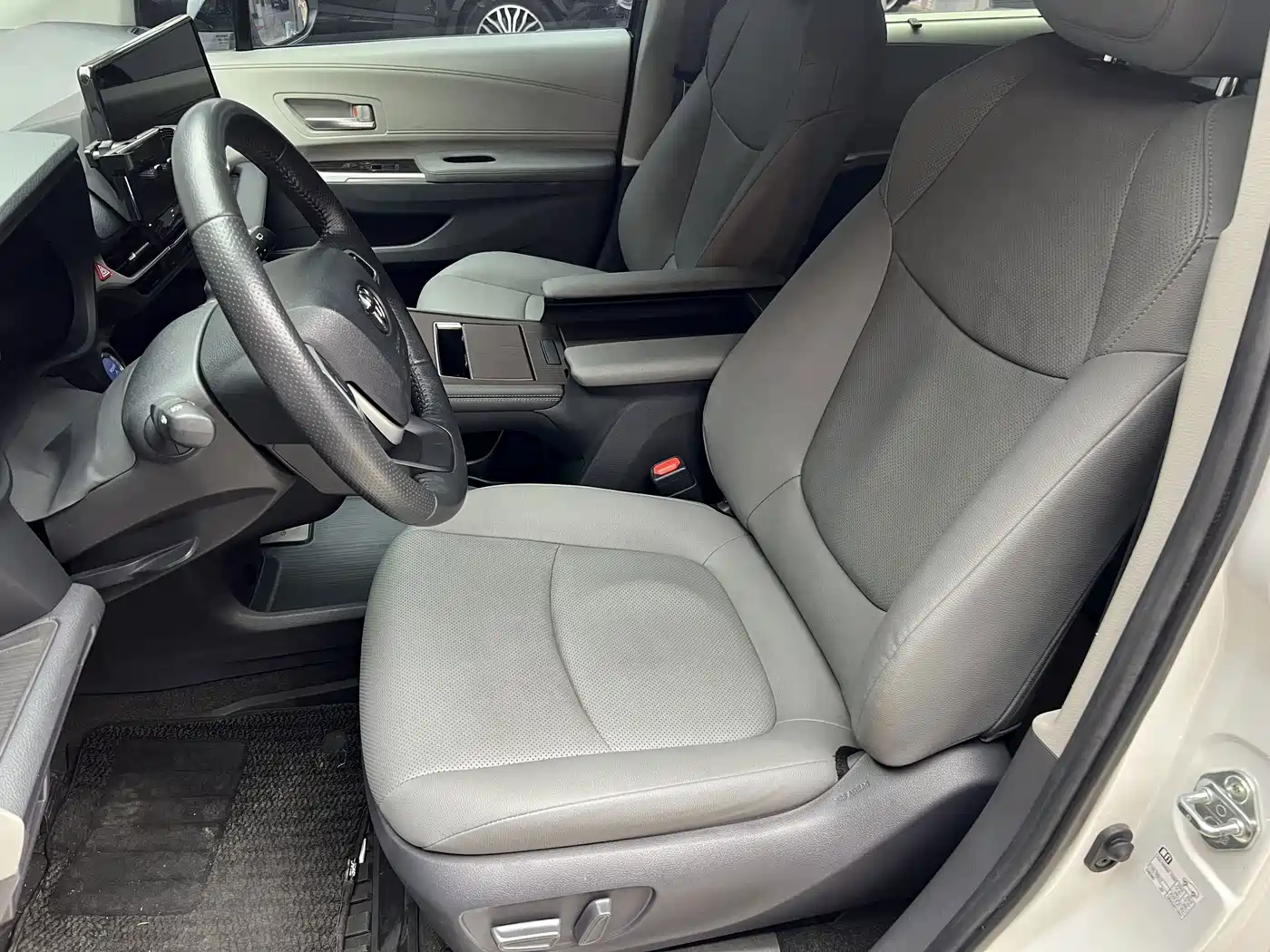 Toyota Granvia 2023 2022 2.5L Hybrid Premium Edition