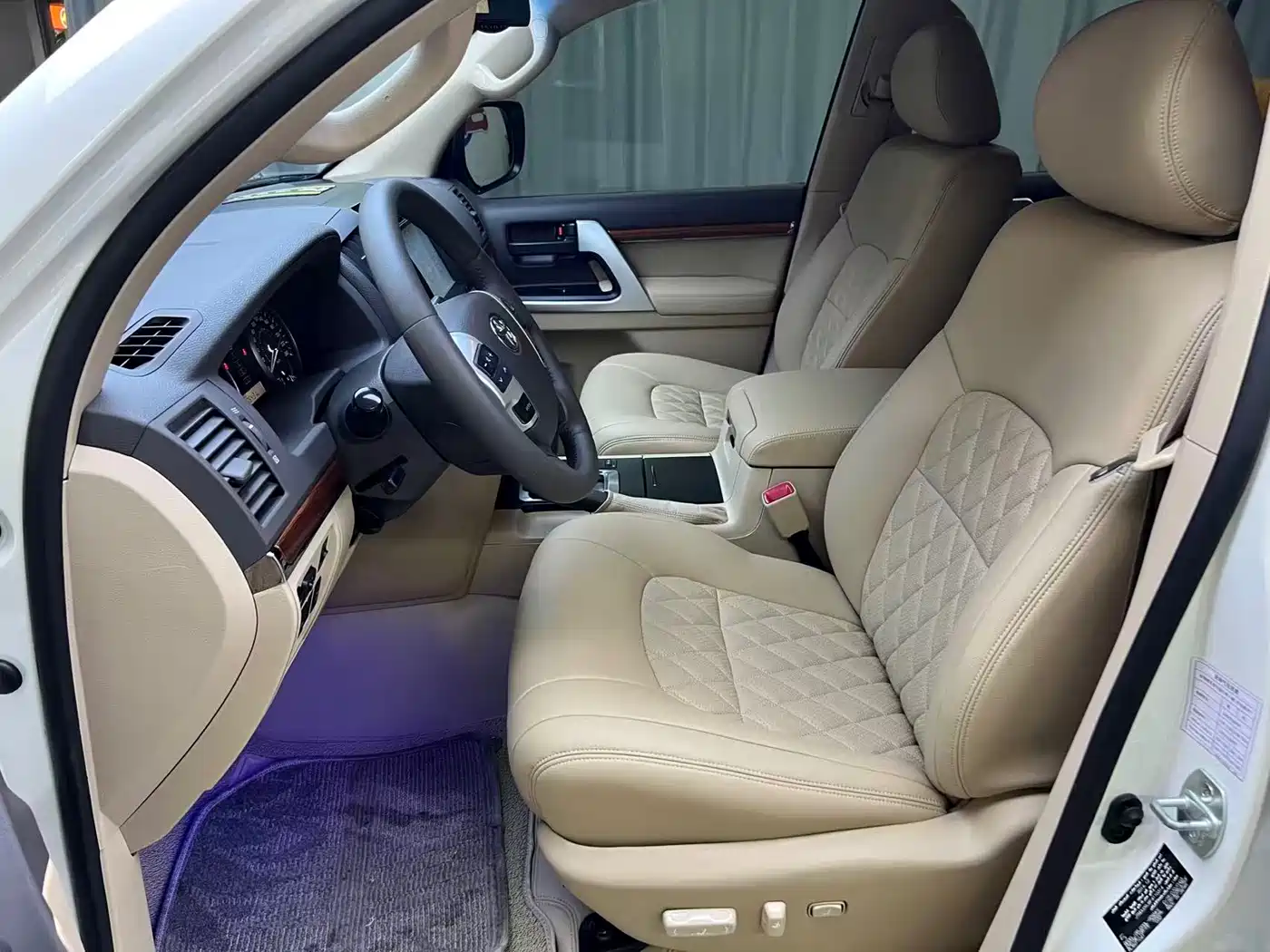Toyota Land Cruiser (Import) 2015 4.0L V6 Middle East Low Configuration Edition фото 11