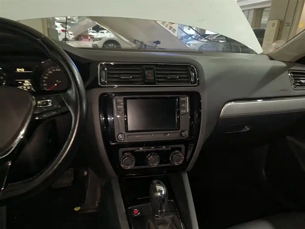 Volkswagen Sagitar 2018 1.6L Automatic Comfort фото 13