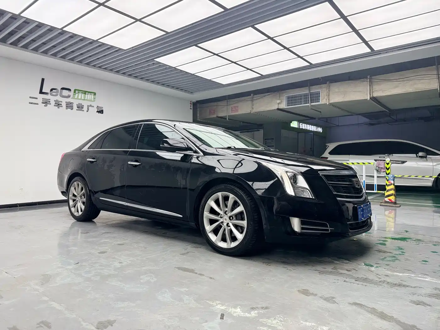 Cadillac XTS 2015 2014 28T Platinum Edition