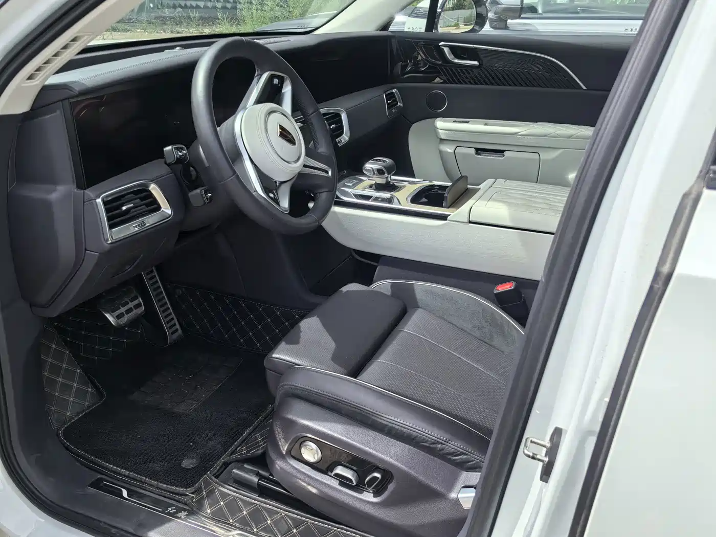 2023 Hongqi E-HS9