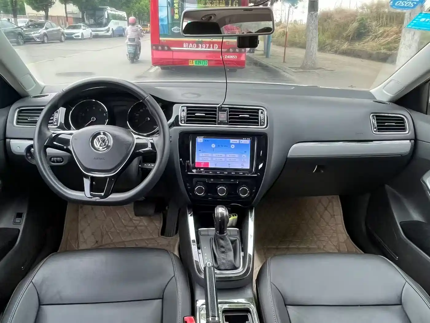 Volkswagen Sagitar 2015 1.6L Automatic Comfort фото 9
