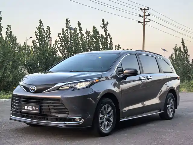 Toyota Sienna 2.5L, гибрид, Люкс