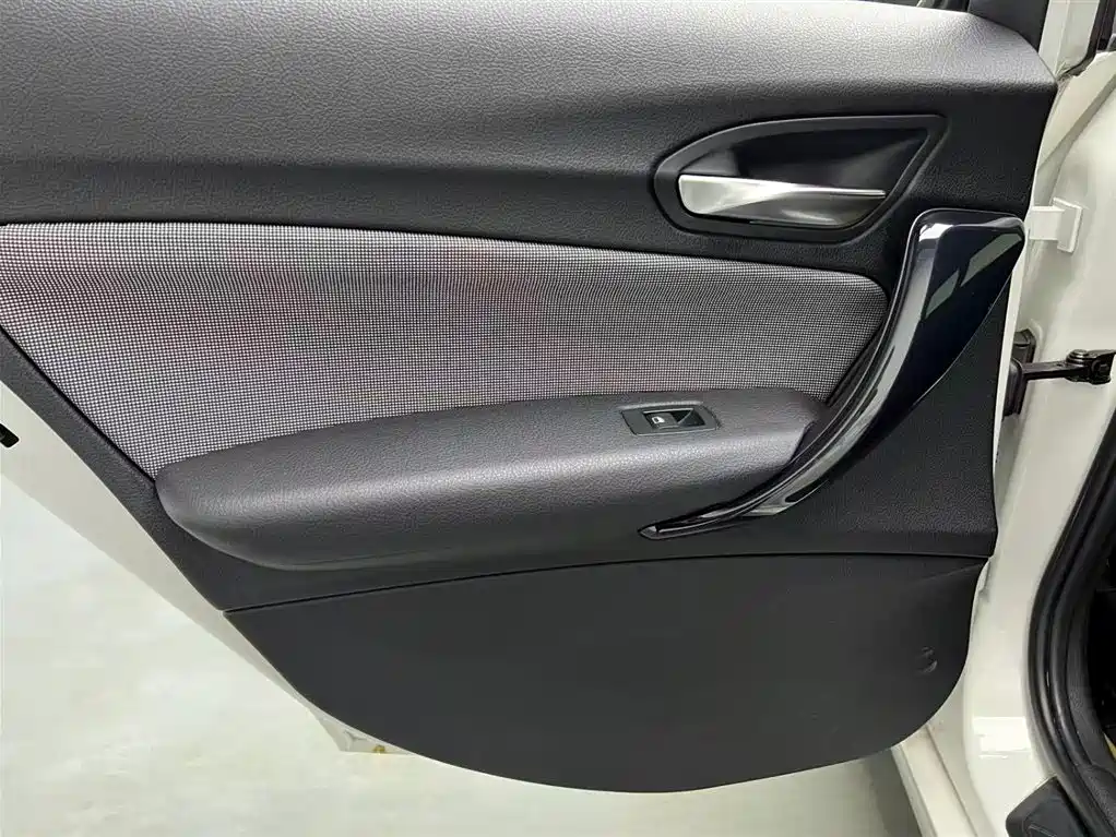 BMW 1 Series (Import) 2013 Facelift 116i Urban Model фото 13