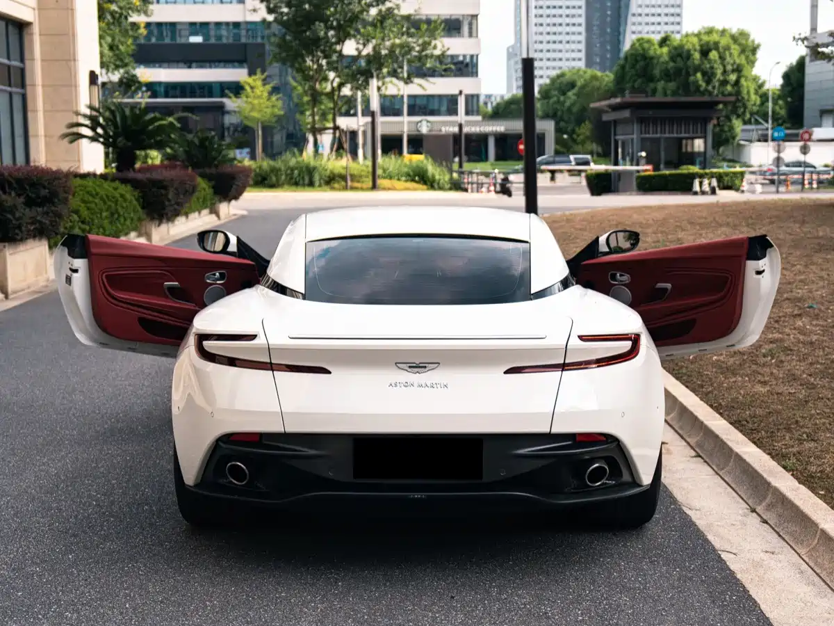 Фото 4 - Aston Martin DB11