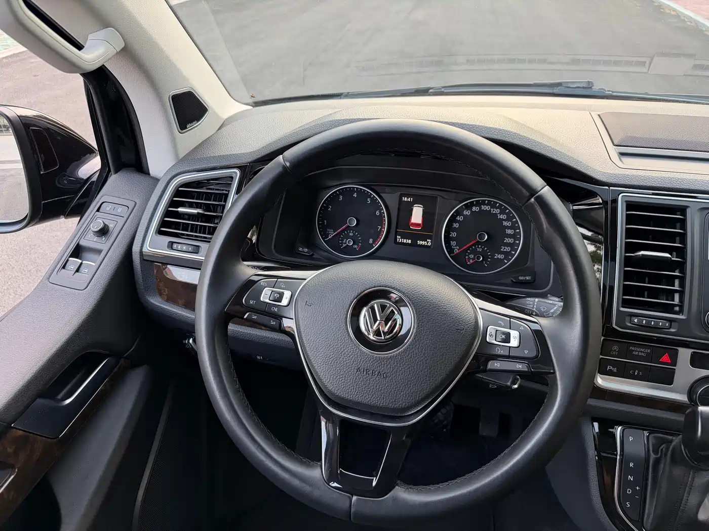 Volkswagen Multivan 2018 2.0TSI 4WD Premium Edition 7-Seater фото 7