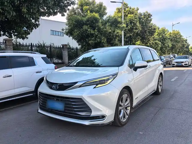 Toyota Sienna 2023 2.5L Hybrid Luxury Edition