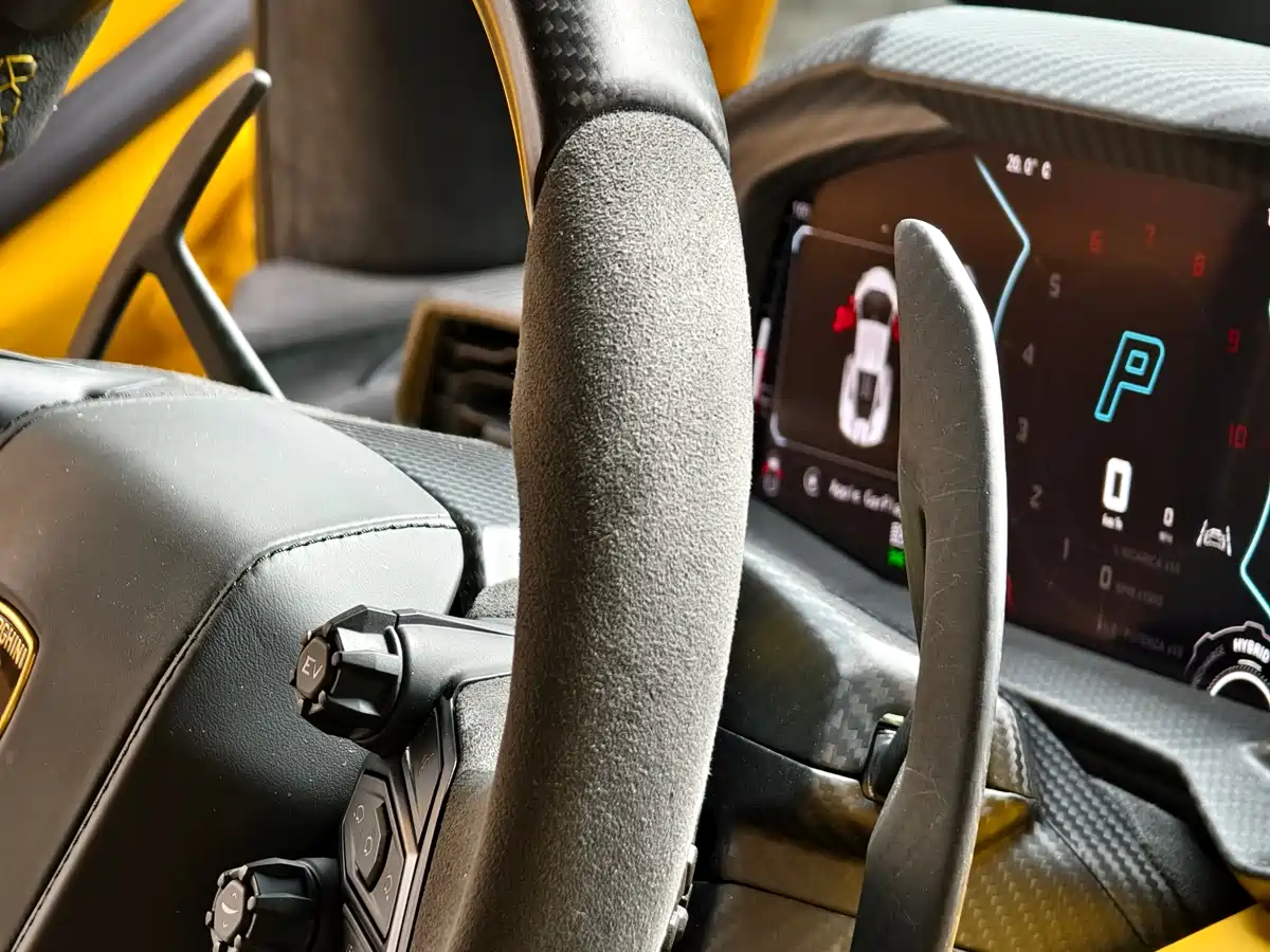 LAMBORGHINI REVUELTO