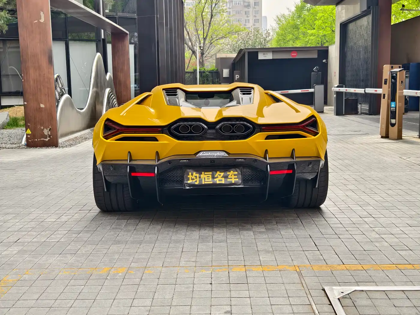 LAMBORGHINI REVUELTO