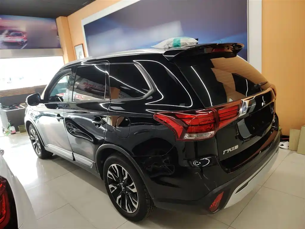MITSUBISHI OUTLANDER