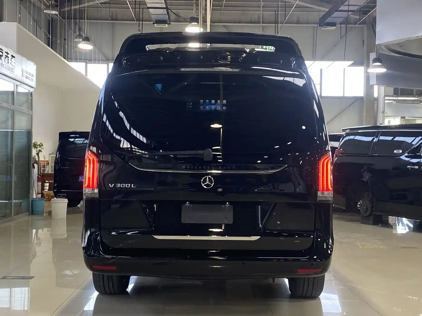 Mercedes-Benz V-Class 2024 V 300 L Long Wheelbase Luxury Edition фото 20