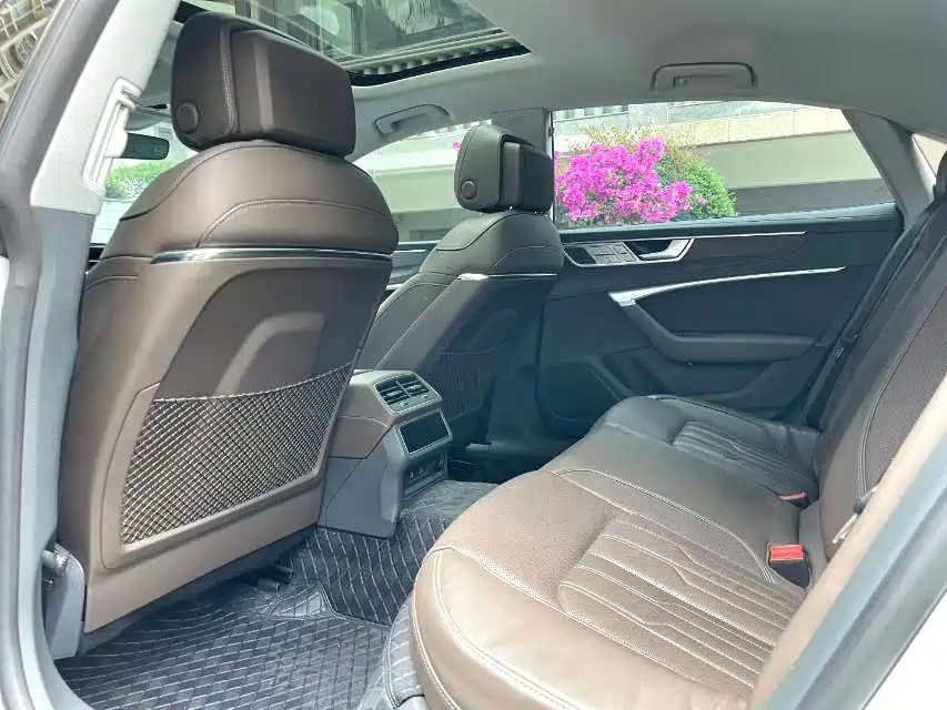 Фото 5 - Audi A7L