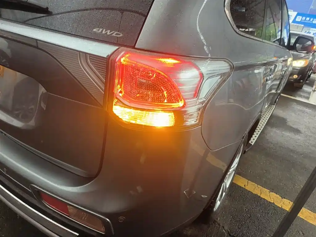Mitsubishi Outlander (Import) 2014 2.4L 4WD Luxury Value Edition 7-seater фото 8