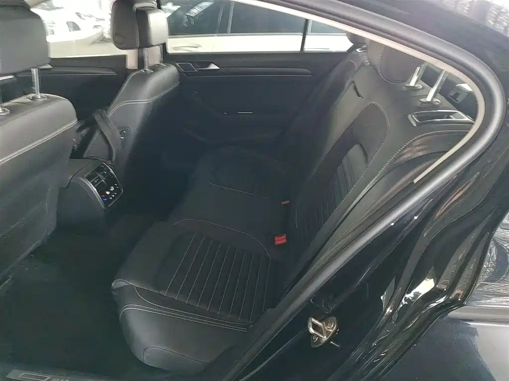 Volkswagen Magotan 2020 330TSI DSG Leading фото 17