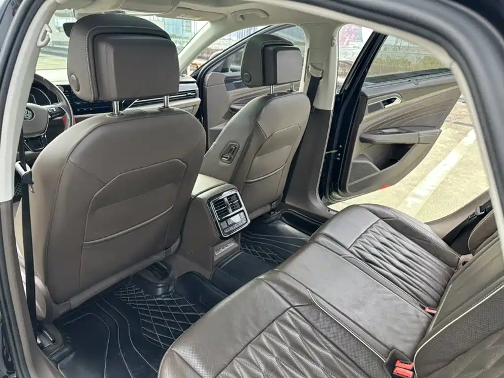 Фото 17 - Volkswagen Passat