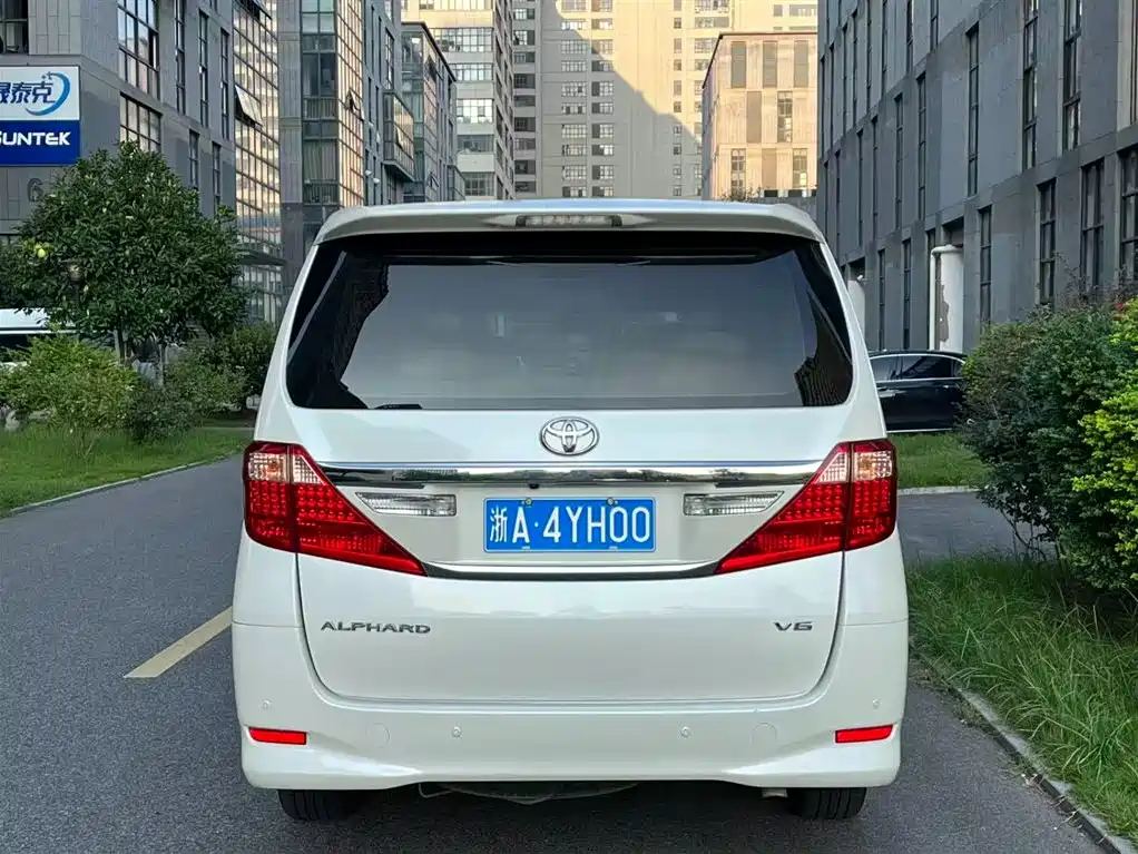 Toyota Alphard фото 4