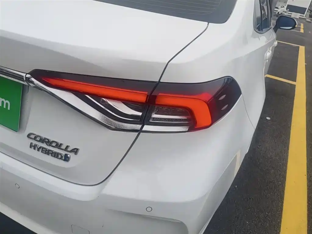 Toyota Corolla 2021 Hybrid 1.8L E-CVT Elite Edition фото 8