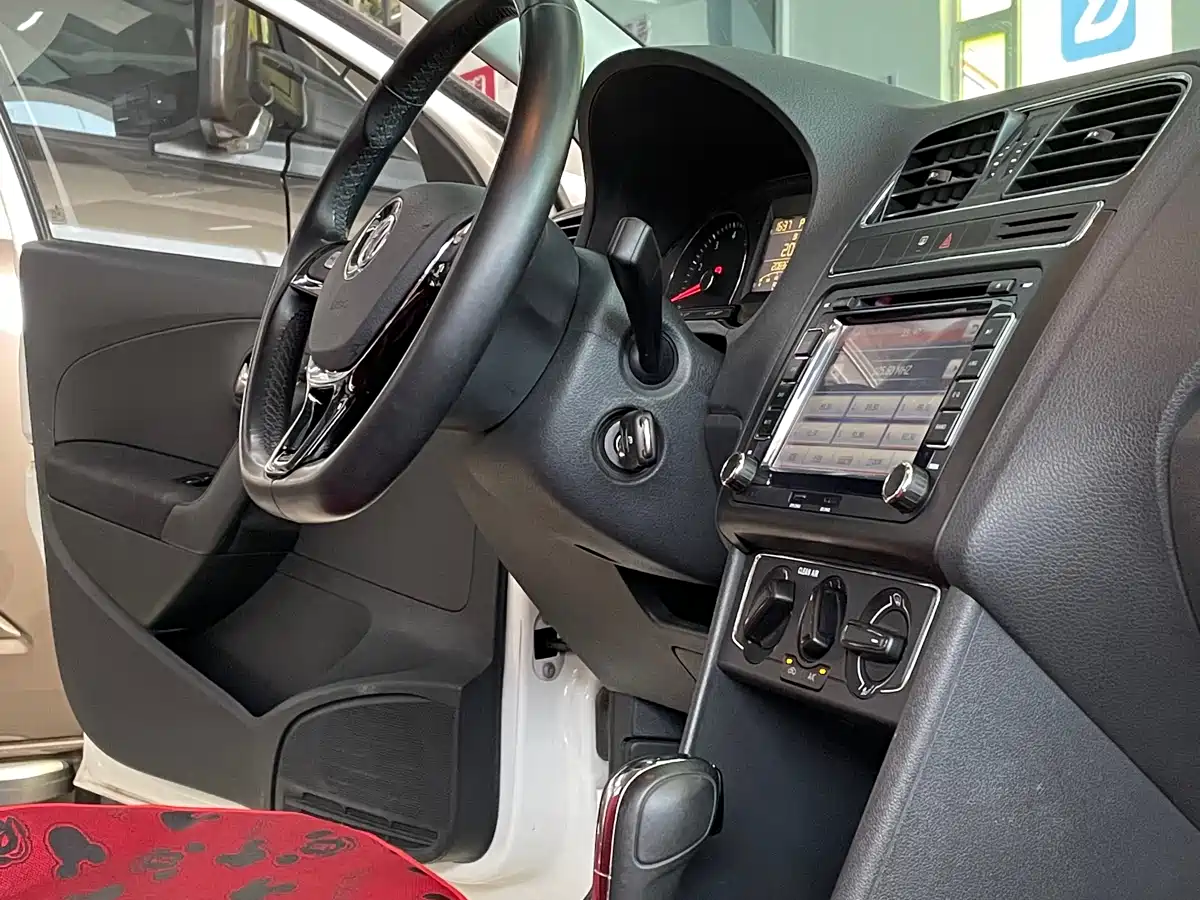 Volkswagen Polo 2016 1.6L Automatic Comfort фото 9