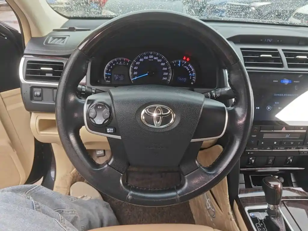 Фото 11 - Toyota Camry