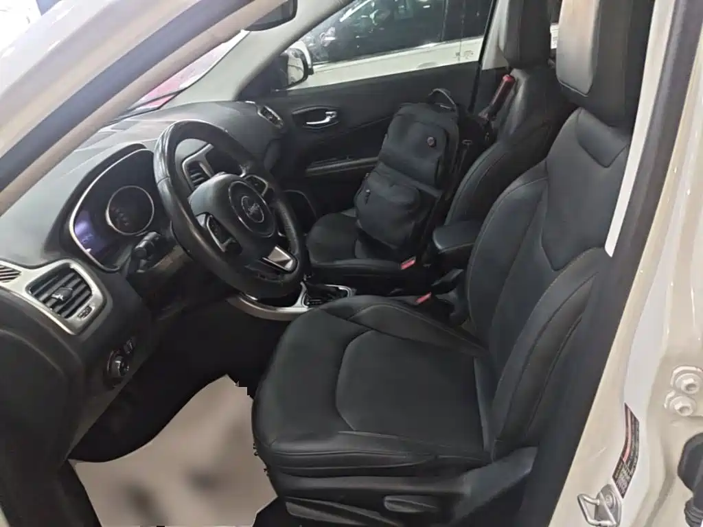 Фото 15 - Jeep Compass