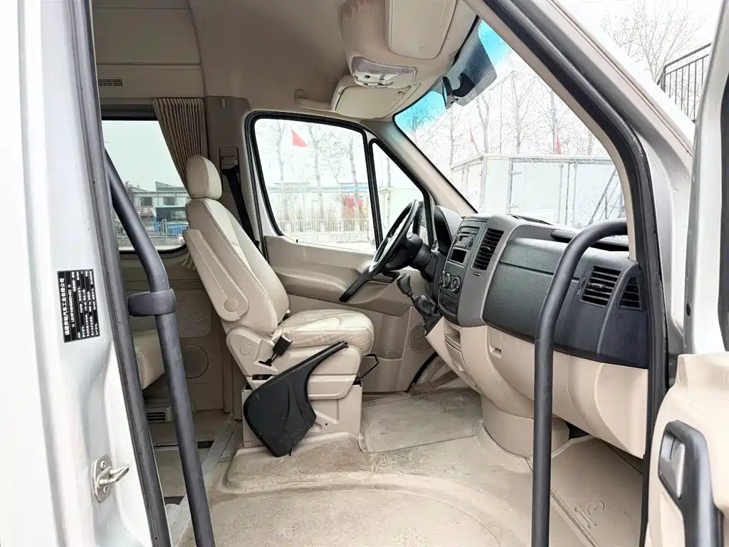 Mercedes-Benz Sprinter 2012 Model 2.1T Premium Tour Long Wheelbase фото 5