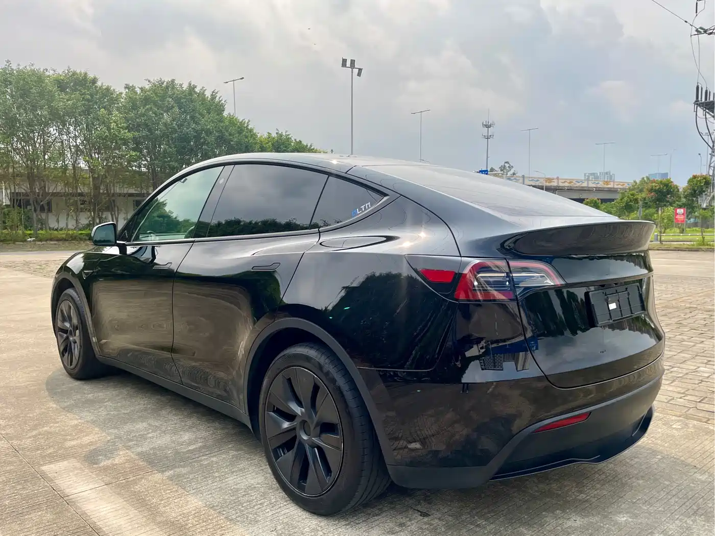 TESLA MODEL Y