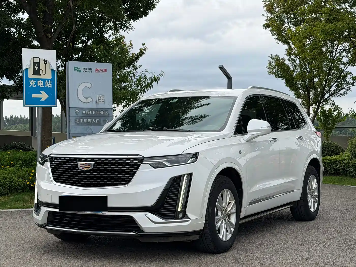 Photo 1 - Cadillac XT6