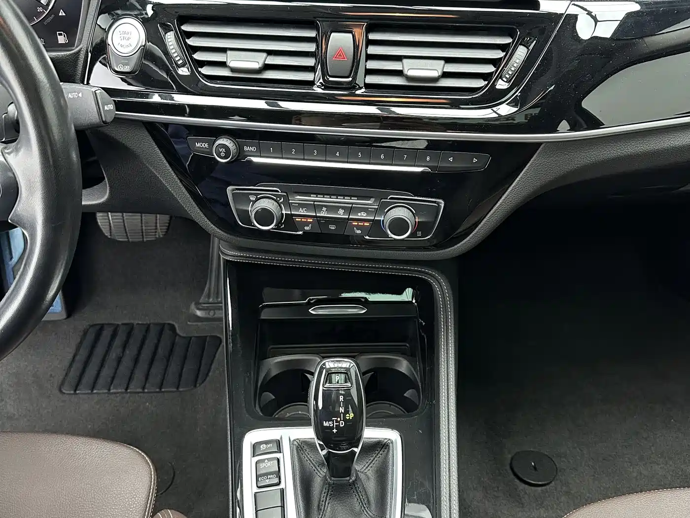 BMW 1 Series 2023 120i M Sport Shadow Edition фото 14