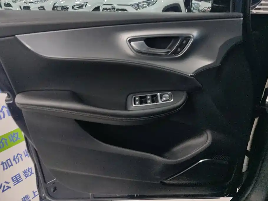 Фото 7 - Roewe iMAX8