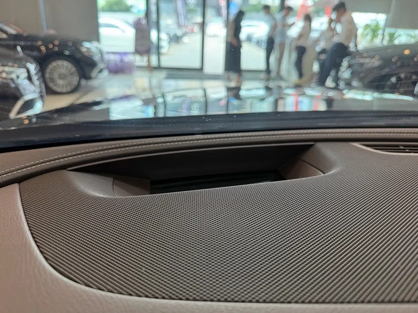 Mercedes-Benz E-Class 2020 E 300 L Luxury Model фото 8