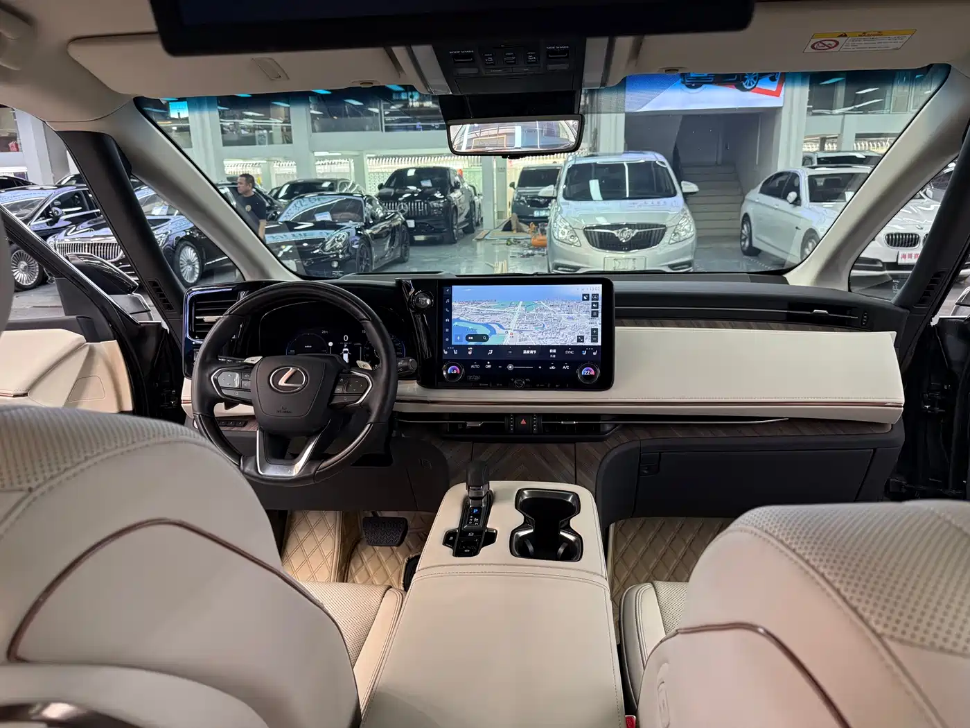 Lexus LM 2023 500h 6-Seater Prestige Edition фото 12