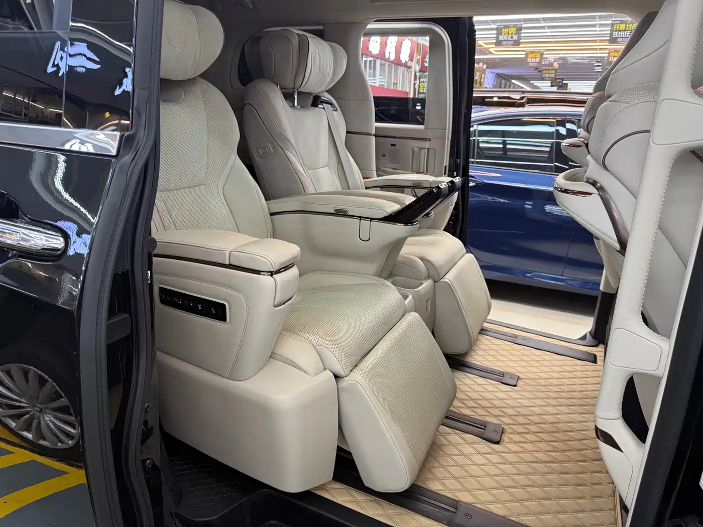 Lexus LM 2023 500h 6-Seater Prestige Edition фото 14