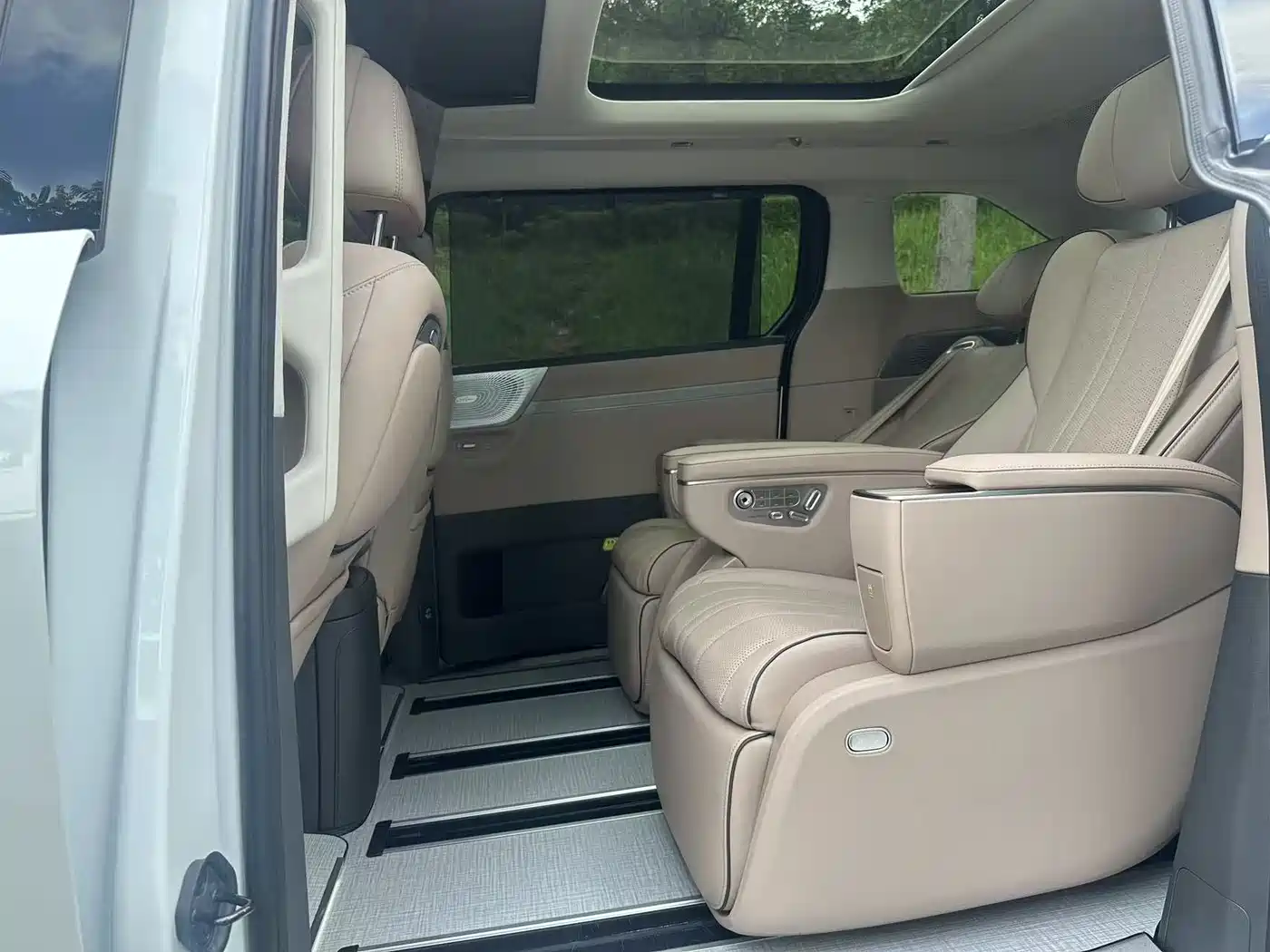 XPeng X9 2025 Extended Range Edition фото 7