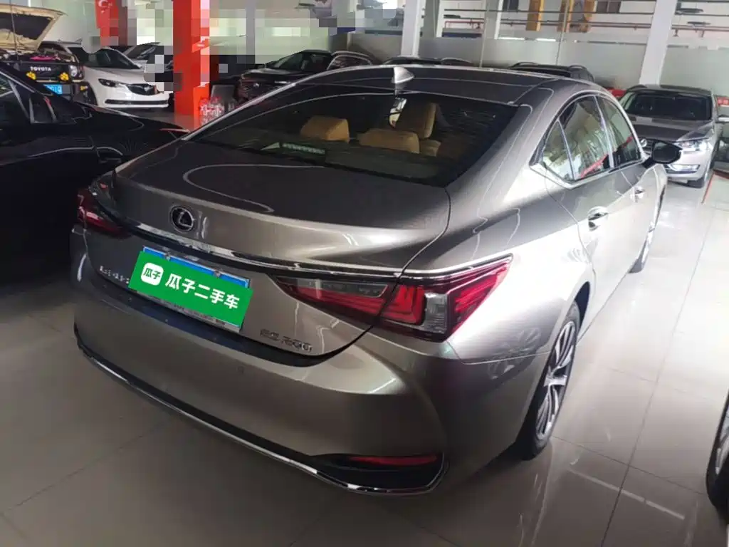 Фото 7 - Lexus ES