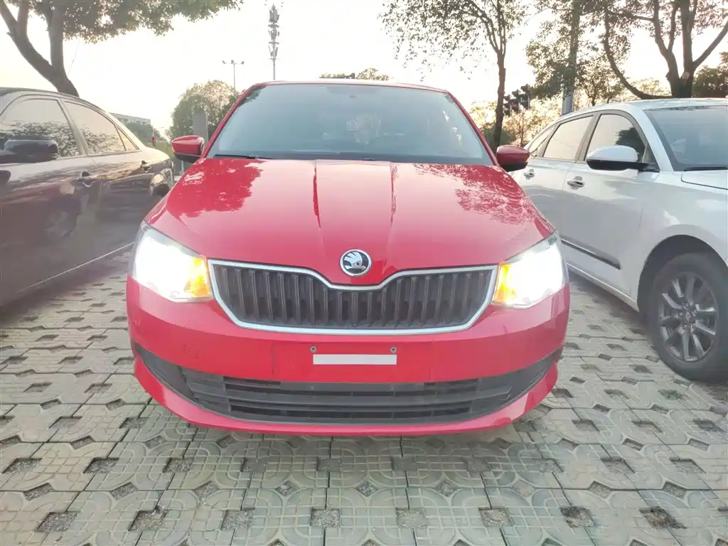 Škoda Fabia 2017 1.4L Auto Car Enjoy Edition фото 3