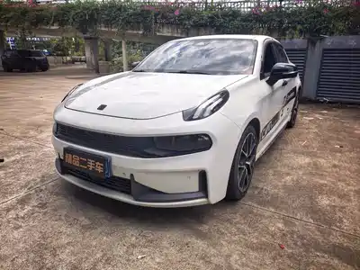 Lynk & Co 03