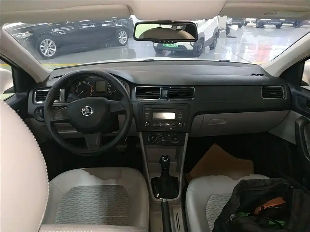 Škoda Rapid 2016 1.6L Automatic Pioneer Edition фото 12