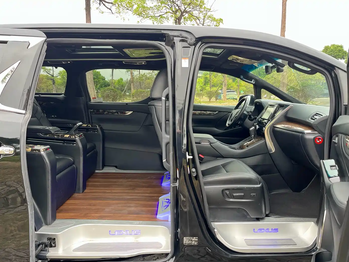 Toyota Alphard 2018 3.5L Luxury фото 15
