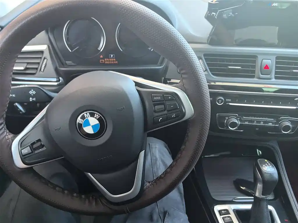BMW 1 Series 2018 118i Sport Edition фото 10