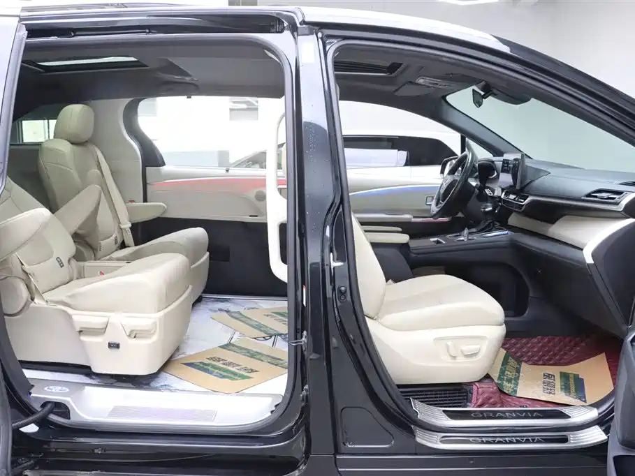 Toyota Granvia 2022 2.5L Hybrid Premium Edition фото 18