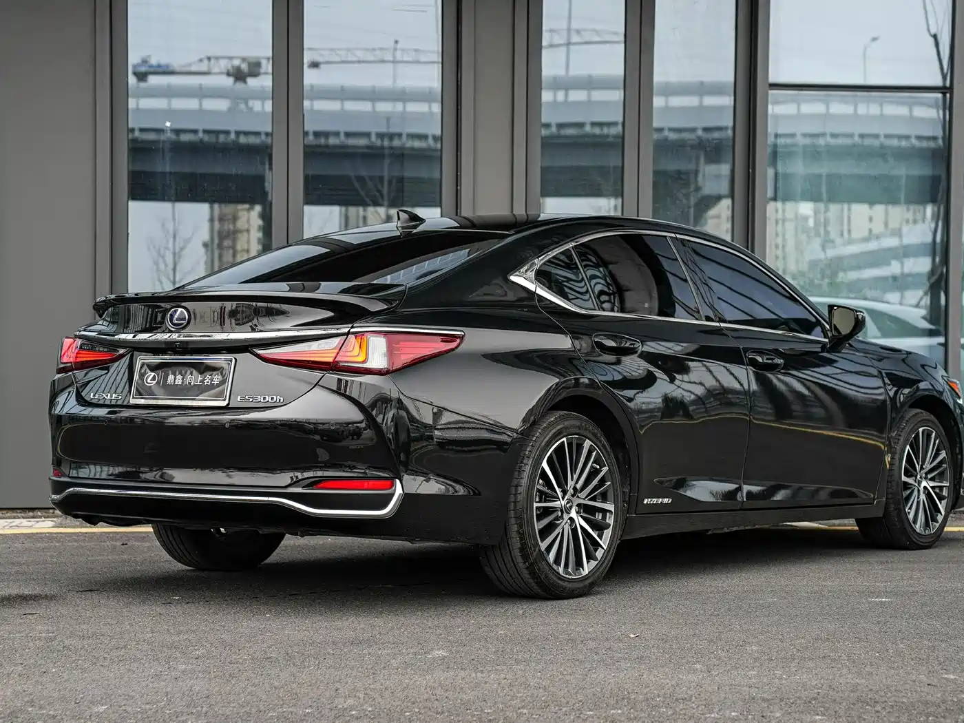 Lexus ES 2021 300h Luxury Edition фото 4